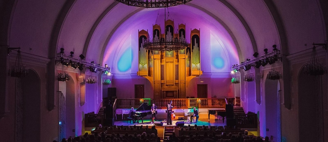 Уважаемые зрители, просим принять участие в опросе!